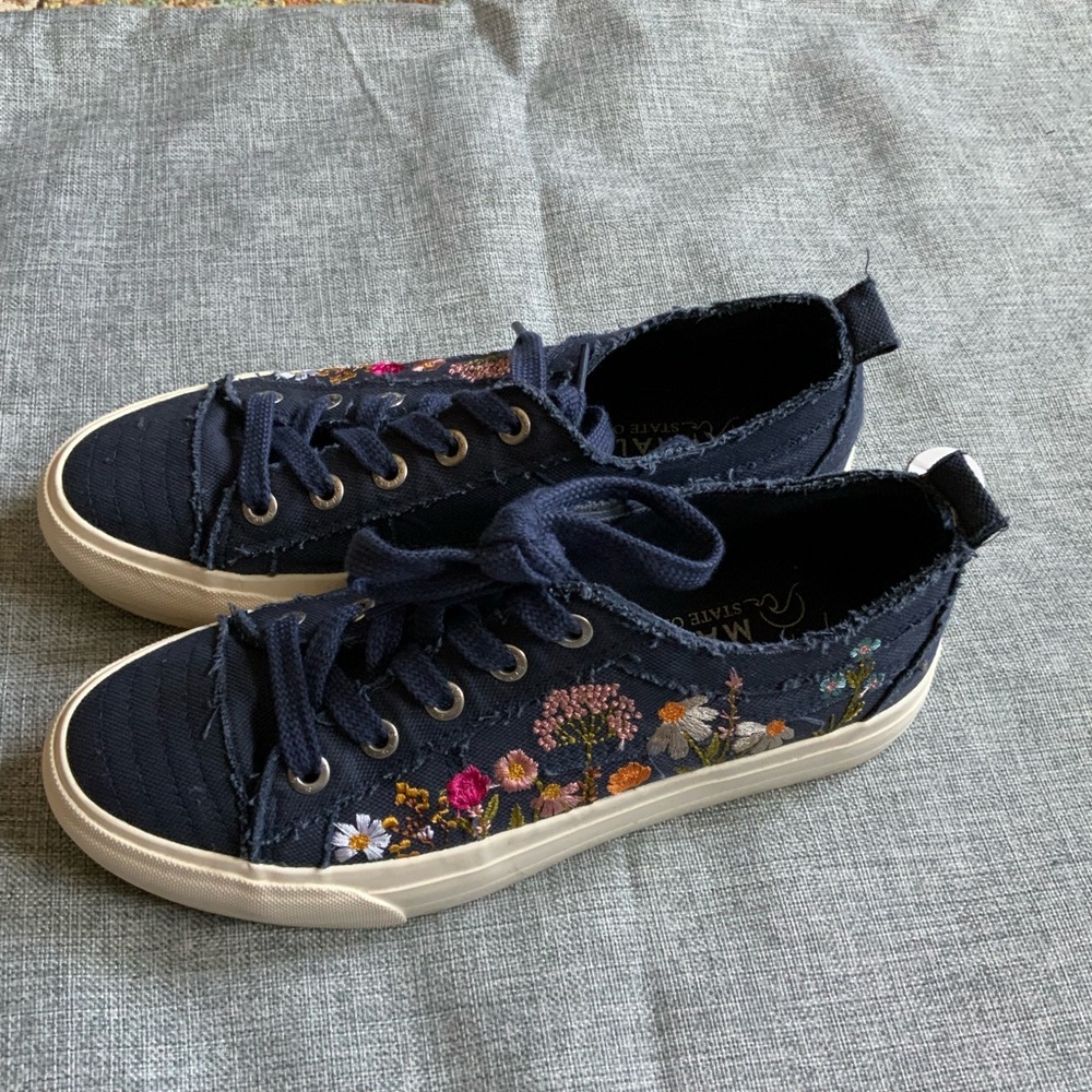 Blowfish embroidered sneakers size 10 women’s